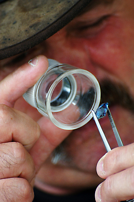 포토 JPG 해외이미지 지구 백그라운드 자연 전등 창조 한명 가로 파란색 유행 환경 보라색 바위 신비 자주색 크리스탈 보석 제비꽃 묘사 라벤더 내추럴 고립 지질 지질학 해외202004 해외포토 1 교육 꽃 컬러 컨셉 조명 사람 돌_바위 광석 허브 생태계 파일형식 이미지허브