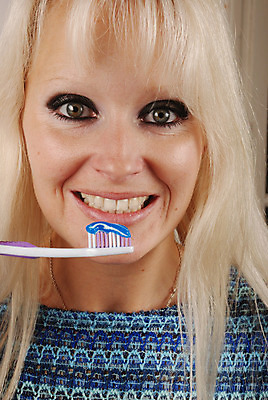 포토 JPG 해외이미지 여자 행복 얼굴 건강 한명 미소 사람 성인 파란색 욕실 흰색 붓 입 치아 칫솔 묘사 치약 돌봄 위생관리 해외202004 해외포토 1 감정 컬러 모션 표정 관리 신체부위 위생용품 소화기관 파일형식 이미지허브