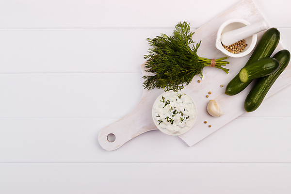 포토 JPG 해외이미지 전통 음식 백그라운드 잎 다이어트 채소 재료 오이 파슬리 건강 마늘 요리 사람없음 초록색 샐러드 흰색 신선 사발 정상 혼합 레몬 민트 허브 향신료 후추 요거트 그리스인 딜 요구르트 채식주의자 콘크리트 해외202004 해외포토 서양인 식물 컬러 과일 유제품 사기그릇 채식 향미료 파일형식 이미지허브