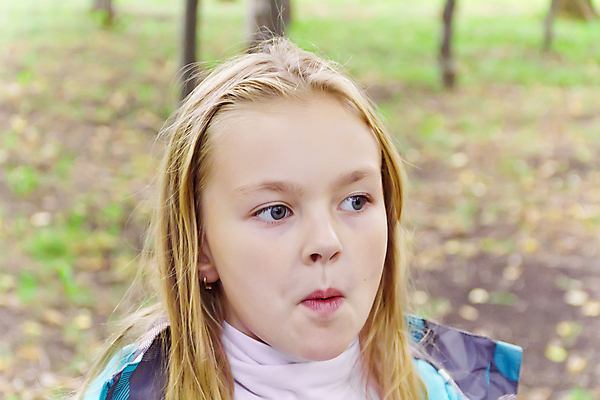 포토 JPG 해외이미지 백인 여학생 유럽 어린이 한명 파란색 금발 흰색 9 8 6 7 해외202004 해외포토 서양인 1 학생 헤어스타일 여자 나라 컬러 사람 숫자 파일형식 이미지허브