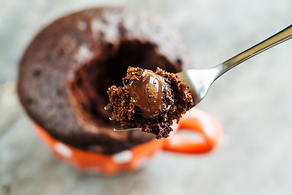 포토 JPG 해외이미지 포크 실내 사람없음 아웃포커스 컵 달콤 해외202004 퐁당오쇼콜라 해외포토 식기 디저트 촬영기법 내부 맛 파일형식 이미지허브