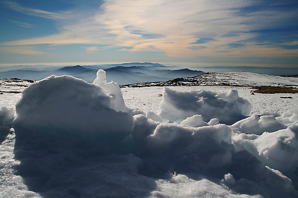 포토 JPG 해외이미지 계절 도로 여행 겨울 자연 하늘 스키 산 주택 풍경 경사 사람없음 파란색 울타리 얼음 하이킹 추위 흰색 신선 가루 언덕 암초 웅장함 절정 해외202004 해외포토 자연요소 길 컬러 교통시설 레저 겨울스포츠 건물 담장 생태계 파일형식 이미지허브