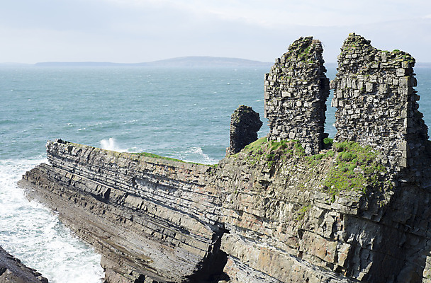 포토 JPG 해외이미지 구름 파도 바다 자연 하늘 풍경 사람없음 파란색 강 탑 바위 성 역사 재산 가장자리 핥기 부식 암초 아일랜드 대서양 서쪽 옛날 파멸 해외202004 해외포토 자연요소 건축물 유럽 컬러 컨셉 모션 금융 돌_바위 둘레 방향 생태계 파일형식 소멸이미지허브 