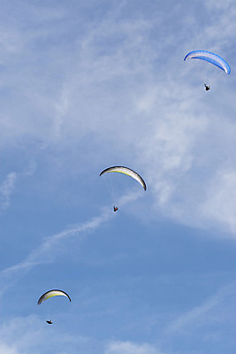 포토 JPG 해외이미지 스포츠 하늘 항해 기술 취미 사람없음 파란색 비행 위험 스카이다이빙 항공 낙하산 글라이더 착륙 해외202004 해외포토 컬러 컨셉 배_교통 익스트림스포츠 파일형식 이미지허브