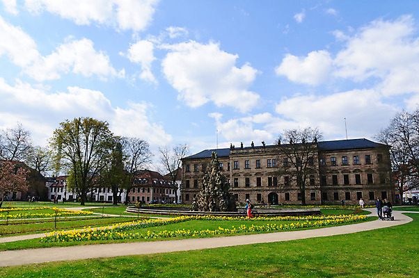 포토 JPG 해외이미지 식물 구름 공원 꽃 유럽 자연 하늘 독일 풍경 사람없음 정원 봄 대학교 강렬 바이에른 해외202004 해외포토 자연요소 계절 공공시설 나라 학교 생태계 파일형식 이미지허브