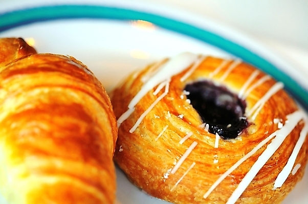 포토 JPG 해외이미지 접시 음식 다이어트 과일 디저트 건강 덴마크 사람없음 갈색 과자 식사 빵집 껍질 흰색 신선 황금 달콤 맛 아침식사 굽기 먹기 블루베리 토핑 페스츄리 핸드메이드 해외202004 해외포토 식기 빵 컬러 컨셉 모션 북유럽 상점 구이 파일형식 이미지허브