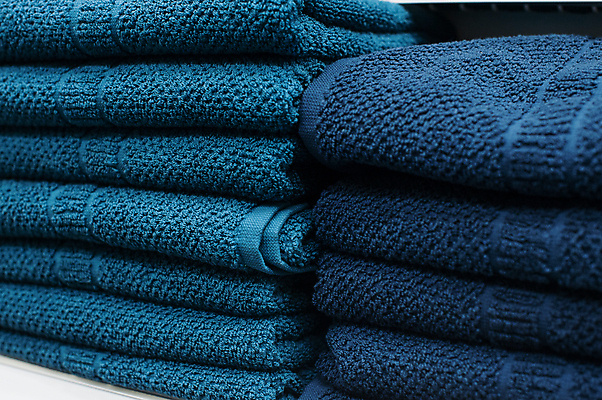 포토 JPG 해외이미지 디자인 드레스 옷 가구 백그라운드 장신구 선반 주택 실내 사람없음 내부 파란색 상자 수건 컬러풀 쌓기 상점 목욕 방 욕실 직물 면 오픈 장롱 나무상자 묘사 오브젝트 신발장 해외202004 해외포토 컬러 생활용품 모션 건물 위생용품 청결 파일형식 이미지허브