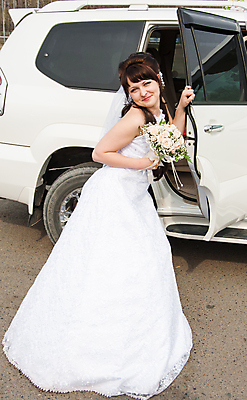 포토 JPG 해외이미지 백인 디자인 드레스 여자 꽃다발 포즈 결혼 자동차 자연 한명 사람 성인 야외 유행 문 흰색 머리장식 해외202004 해외포토 서양인 1 옷 꽃 육상교통 컬러 이벤트 장식 생태계 파일형식 이미지허브