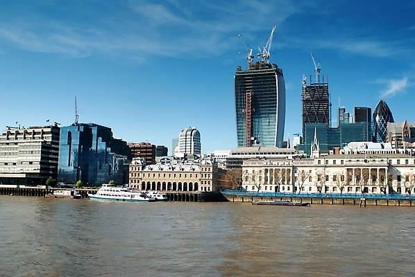 포토 JPG 해외이미지 모양 여행 비즈니스 유리 하늘 영국 거리 맥주 풍경 사람없음 야외 건물 금융 도시풍경 세계 글로벌 사무실 우주 탑 금속 정원 고층빌딩 힘 도시 업무 건축가 큼 기중기 런던 거인 생태학 철강 해외202004 해외포토 직업 건축물 교육 유럽 재질 주류 빌딩 경제 작업 중장비 크기 파일형식 이미지허브