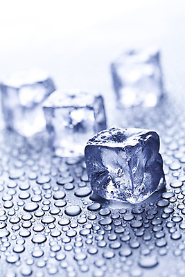 포토 JPG 해외이미지 음료 백그라운드 사람없음 물 파란색 쌓기 냉동 얼음 물방울 투명 액체 큐브 오브젝트 정사각형 고체 해외202004 해외포토 자연요소 도형 컬러 모션 파일형식 이미지허브