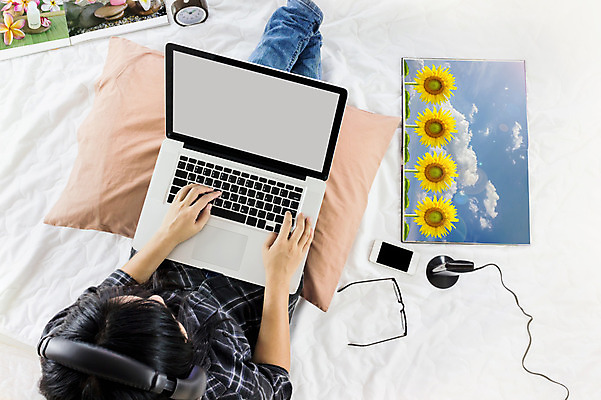 포토 JPG 해외이미지 라이프스타일 음악 인터넷 노래 놀이 모바일 휴식 한명 동양인 노트북 스마트폰 쇼핑 컴퓨터 스크린 헤드폰 공책 공백 흰색 침대 업무 신용카드 서핑 정상 무선전화기 상업 온라인 인출 해외202004 해외포토 1 컬러 음향기기 가구 컨셉 문화예술 문구용품 사람 인종 생활 금융 전자제품 핸드폰 스마트기기 수상스포츠 작업 전화기 파일형식 이미지허브