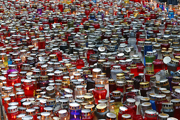 포토 JPG 해외이미지 계절 종교 불 휴가 사람없음 빨간색 파란색 빛 교회 할로윈 램프 무덤 닫기 11월 기념물 연소 광 장례식 추모 많음 해외202004 해외포토 자연요소 컬러 컨셉 종교건축 모션 조명 건물 날짜 파일형식 이미지허브