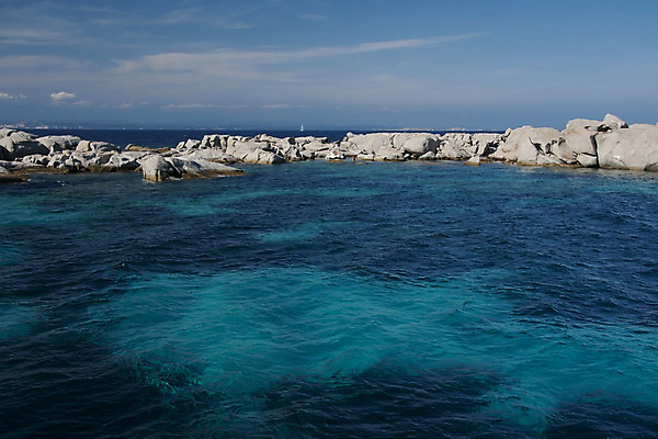 포토 JPG 해외이미지 바다 섬 여행 휴가 국립공원 풍경 사람없음 야외 여름 모래사장 컬러풀 햇빛 반사 이탈리아 바위 만 투명 지중해 다도해 터키석 파라다이스 화강암 해외202004 해외포토 계절 공원 유럽 컬러 태양 암석 돌_바위 보석 파일형식 이미지허브