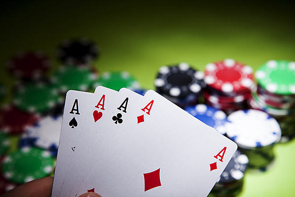 포토 JPG 해외이미지 실내 사람없음 아웃포커스 트럼프 포커칩 도박 카지노 비네팅 겜블 초록배경 해외202004 해외포토 백그라운드 촬영기법 내부 초록색 놀이용품 포커 파일형식 이미지허브