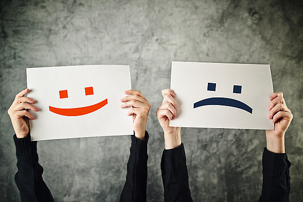 포토 JPG 해외이미지 여자 행복 감정 얼굴 컨셉 아이디어 사람 성인 두명 슬픔 표현 잡기 선택 심볼 사인 옵션 그림 이모티콘 우울감 해외202004 해외포토 모션 신체부위 파일형식 이미지허브