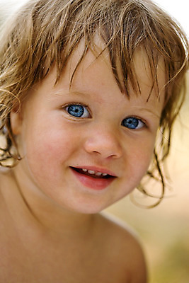 포토 JPG 해외이미지 행복 어린이 한명 야외 해외202004 해외포토 1 감정 사람 파일형식 이미지허브