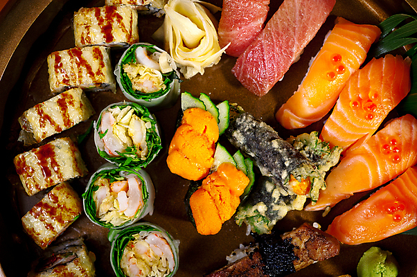 포토 JPG 해외이미지 접시 음식 사람없음 초밥 신선 해산물 연어 모듬초밥 롤스시 일식집 일본음식 해외202004 해외포토 식기 어류 식당 모듬 파일형식 이미지허브