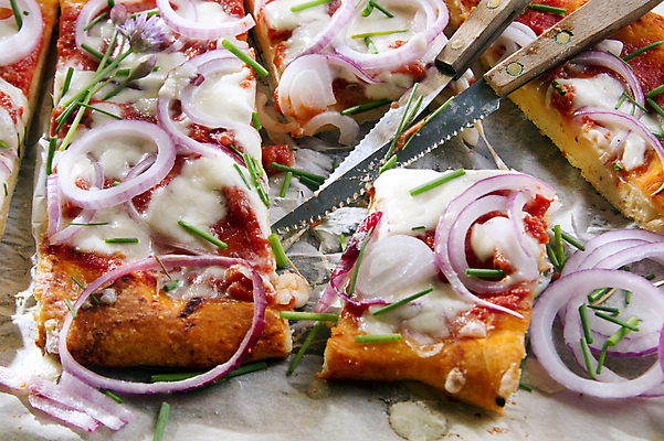 포토 JPG 해외이미지 토마토 피자 실내 근접촬영 사람없음 나이프 자르기 모짜렐라치즈 적양파 종이호일 해외202004 해외포토 식기 뷰포인트 채소 모션 양파 치즈 패스트푸드 서양음식 내부 칼 파일형식 이미지허브