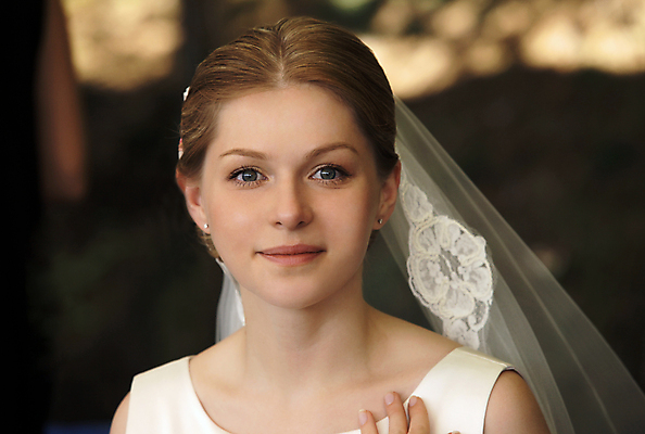 포토 JPG 해외이미지 얼굴 결혼 목걸이 사랑 한명 미소 야외 여름 잡기 가운 순수 준비 베일 결백 해외202004 해외포토 1 옷 계절 감정 컨셉 장신구 모션 표정 사람 이벤트 신체부위 파일형식 이미지허브