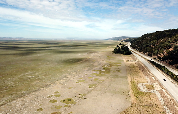 포토 JPG 해외이미지 구름 호수 밭 자연 하늘 바람 산 풍경 사람없음 야외 세로 물 여름 울타리 농장 맑음 힘 재활용 에너지 시골 최고 플랫 호주 땅 언덕 대문 지역 흐림 유지 해외202004 해외포토 자연요소 계절 농업 날씨 담장 문 오세아니아 친환경 생태계 파일형식 이미지허브
