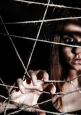 포토 JPG 해외이미지 백인 응시 여자 감정 무기 선 밧줄 백그라운드 손가락 관리 그림자 한명 빛 유행 검은색 어둠 힘 놀람 자유 흰색 운명 표현 잡기 그물 좌절 야간 무서움 열정 거미 노끈 종료 해외202004 해외포토 자연요소 서양인 1 손 시선 줄 컬러 곤충 컨셉 모션 표정 사람 파일형식 이미지허브