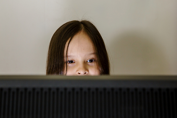 포토 JPG 해외이미지 1 라이프스타일 응시 여자 안경 얼굴 인터넷 피곤 한명 웃음 사람 동양인 빛 컴퓨터 우주 스크린 모니터 검은색 중국 어둠 방 야간 온라인 다민족 노려봄 숨기 혼혈 해외202004 해외포토 자연요소 시선 잡화 아시아 컬러 컨셉 모션 표정 인종 생활 신체부위 전자제품 다문화 파일형식 이미지허브