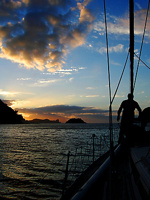 포토 JPG 해외이미지 구름 실루엣 밧줄 스포츠 바다 섬 하늘 새로움 항해 사람없음 물 일몰 보트 큼 선원 돛대 해외202004 해외포토 자연요소 줄 컨셉 배_교통 촬영기법 노을 크기 파일형식 이미지허브