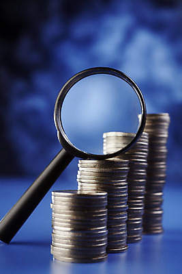 포토 JPG 해외이미지 스튜디오촬영 컨셉 돈 성공 그래프 아이디어 사람없음 파란색 쌓기 달러 동전 저축 성장 비교 재산 큼 은퇴 기회 수익 보물 업그레이드 해외202004 해외포토 컬러 모션 실내 금융 경제 크기 파일형식 이미지허브