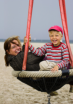 포토 JPG 해외이미지 여자 남자 행복 아들 얼굴 어린이 모래 바다 가족 관계 놀이 하늘 엄마 휴가 함께함 안전 사람 앉기 소년 야외 두명 부모 봄 활발 기쁨 아기 놀이터 그네 해외202004 해외포토 계절 감정 컨셉 모션 신체부위 파일형식 이미지허브