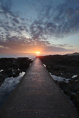 포토 JPG 해외이미지 영어 모래 바다 여행 오렌지 자연 하늘 아침 휴가 영국 잉글랜드 풍경 사람없음 야외 물 여름 파란색 햇빛 태양 일출 황혼 일몰 새벽 바위 거친 마법 스카이라인 수평선 해외202004 해외포토 주간 자연요소 문자 계절 유럽 컬러 과일 노을 돌_바위 생태계 파일형식 이미지허브