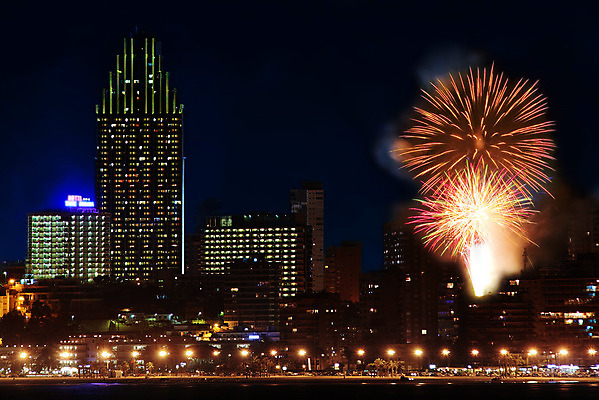 포토 JPG 해외이미지 유럽 백그라운드 검은배경 불 불꽃 조명 기념 파노라마 풍경 이벤트 사람없음 야외 건물 가로 빛 파티 어둠 축하 도시 야간 폭발 천국 빛망울 인공 자금 유흥 해외202004 해외포토 자연요소 건축물 나라 컨셉 돈 촬영기법 금융 검은색 파일형식 이미지허브