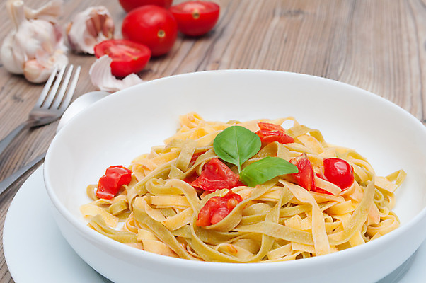 포토 JPG 해외이미지 전통 접시 음식 포크 토마토 탁자 파스타 건강 마늘 스파게티 요리 사람없음 목재 초록색 식당 숟가락 식사 저녁식사 이탈리아 신선 맛 바질 점심식사 페투치네 해외202004 해외포토 나무 식기 유럽 컬러 가구 컨셉 채소 재료 서양음식 수저 상점 파스타면 파일형식 이미지허브