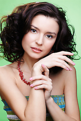 포토 JPG 해외이미지 백인 모델 라이프스타일 헤어스타일 손 드레스 여자 유럽 얼굴 목걸이 갈색머리 한명 사람 성인 초록색 유행 흰색 화려 스타일 해외202004 해외포토 서양인 1 옷 나라 컬러 컨셉 장신구 생활 신체부위 파일형식 이미지허브