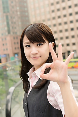 포토 JPG 해외이미지 주간 1 손 응시 여자 행복 아시아 비즈니스 통신 손가락 한국 한명 사람 동양인 야외 건물 일본 중국 기쁨 가리킴 도시 업무 비즈니스우먼 도심 OK 대만 심볼 사인 만족 동쪽 소통 동의 해외202004 해외포토 자연요소 건축물 시선 감정 나라 컨셉 인종 손짓 신체부위 작업 직장인 방향 파일형식 이미지허브
