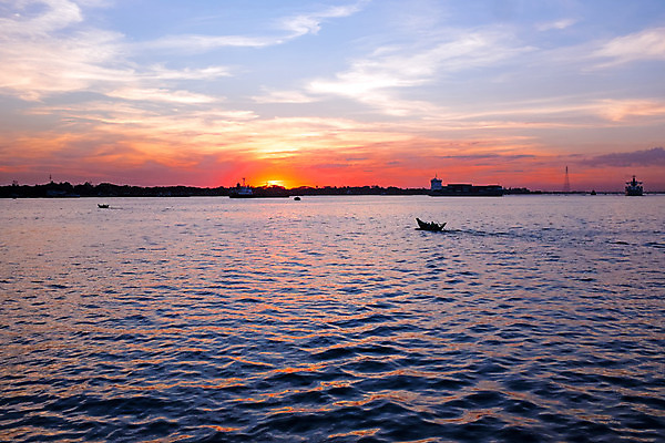 포토 JPG 해외이미지 교통시설 자연 사람없음 야외 물 강 황혼 일몰 새벽 도시 보트 타운 미얀마 해외202004 해외포토 자연요소 아시아 교통 배_교통 노을 시설 생태계 파일형식 이미지허브