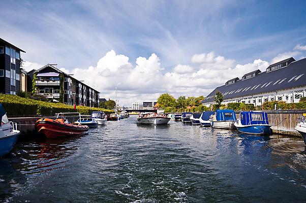 포토 JPG 해외이미지 바다 건축양식 주택 덴마크 사람없음 건물 물 항구 도시 보트 운하 포트 타운 스칸디나비아 코펜하겐 해외202004 해외포토 자연요소 건축물 건축 배_교통 교통시설 북유럽 파일형식 이미지허브