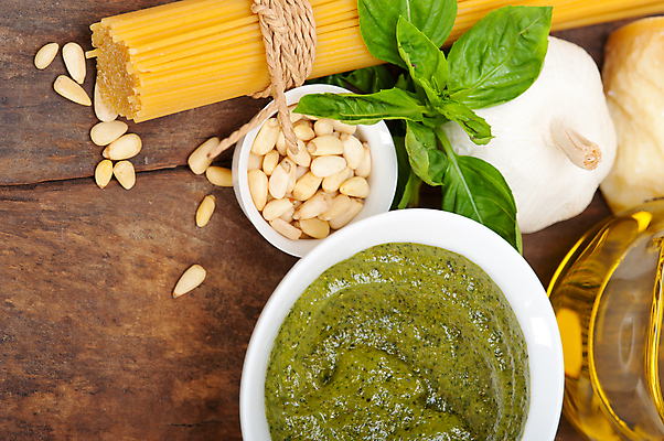 포토 JPG 해외이미지 그릇 치즈 파스타 실내 마늘 사람없음 하이앵글 올리브오일 묶기 종지 잣 바질 노끈 파스타면 페스토 나무배경 해외202004 해외포토 식기 줄 뷰포인트 백그라운드 채소 모션 유제품 서양음식 내부 견과류 면류 소스_음식 기름_음식 파일형식 이미지허브