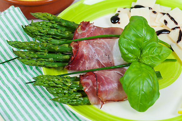 포토 JPG 해외이미지 접시 음식 백그라운드 다이어트 건강 요리 사람없음 초록색 식사 저녁식사 봄 흰색 신선 맛 허브 만족 햄 아스파라거스 베이컨 점심식사 해외202004 해외포토 식물 식기 계절 감정 컬러 컨셉 채소 육류 돼지고기 파일형식 이미지허브