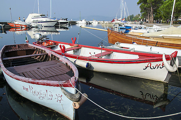 포토 JPG 해외이미지 호수 바다 낚시 항해 풍경 사람없음 목재 물 파란색 컬러풀 반사 평화 항구 침묵 시골 보트 포트 강렬 옛날 해외202004 해외포토 자연요소 나무 컬러 컨셉 배_교통 재료 교통시설 레저 소리 파일형식 이미지허브