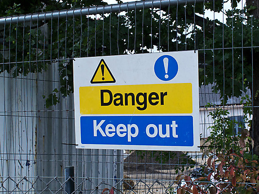 포토 JPG 해외이미지 어린이 경고 안전 성인 사람없음 건물 정보 위험 땅 사인 유지 해외202004 해외포토 건축물 컨셉 사람 파일형식 이미지허브