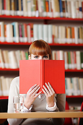 포토 JPG 해외이미지 백인 학생 여자 교육 대학생 청소년 책장 실내 한명 앉기 책 컬러풀 독서 잡기 작업 선택 도서관 책상 검색 대학교 빨간머리 지능 해외202004 해외포토 서양인 1 헤어스타일 컬러 가구 컨셉 학교 모션 사람 내부 파일형식 이미지허브