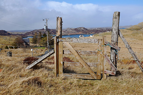 포토 JPG 해외이미지 구름 길 밧줄 바다 하늘 출입구 사람없음 목재 파란색 울타리 언덕 대문 해외202004 해외포토 자연요소 나무 줄 컬러 재료 담장 문 파일형식 이미지허브