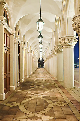 포토 JPG 해외이미지 디자인 유럽 길 벽 여행 백그라운드 십자가 건축양식 휴가 주택 사람없음 건물 장식 빛 이탈리아 골동품 바위 흰색 기둥 도시 복도 중세 역사 클래식 성자 야간 오솔길 방향 묘사 아치 대리석 베네치아 천연기념물 옛날 줄서기 해외202004 해외포토 자연요소 건축물 건축 나라 종교 컬러 컨셉 재료 모션 돌_바위 파일형식 이미지허브