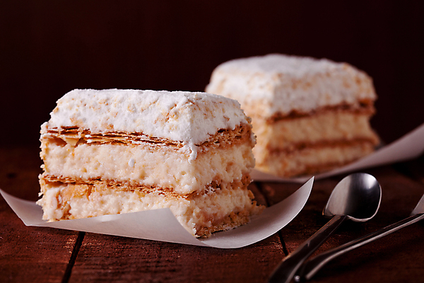 포토 JPG 해외이미지 식기 음식 디저트 사람없음 빨간색 갈색 노란색 케이크 숟가락 얼음 검은색 흰색 닫기 달콤 크림 무스 바닐라 페스츄리 해외202004 해외포토 자연요소 빵 컬러 모션 수저 맛 파일형식 이미지허브