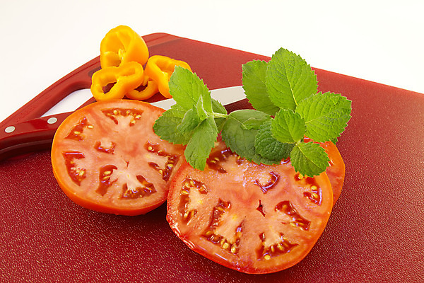 포토 JPG 해외이미지 음식 다이어트 토마토 채소 피망 도마 건강 사람없음 빨간색 노란색 샐러드 칼 맛 민트 준비 흰배경 슬라이스 성분 숙성 저칼로리 해외202004 해외포토 컬러 백그라운드 컨셉 주방용품 흰색 허브 파일형식 이미지허브