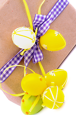 포토 JPG 해외이미지 계절 리본 음식 오렌지 휴가 사탕 선물 사람없음 세로 초록색 선물상자 노란색 보라색 흰색 축하 점 4월 포장지 확인 활 흰배경 부활절계란 짐싸기 고립 해외202004 해외포토 컬러 백그라운드 컨셉 과일 포장 디저트 부활절 상자 계란 날짜 파일형식 이미지허브