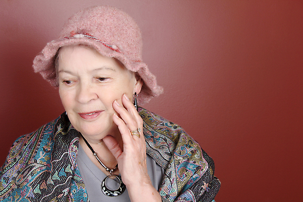 포토 JPG 해외이미지 백인 여자 할머니 분홍색 장신구 종류 한명 미소 사람 성인 파란색 유행 보라색 회색 우아함 보석 70대 80대 펠트 스타일 세련 해외202004 해외포토 서양인 1 노년 컬러 컨셉 표정 광석 파일형식 천_직물 이미지허브