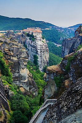 포토 JPG 해외이미지 전통 종교 여행 겨울 건축양식 자연 하늘 지붕 산 미술 풍경 사람없음 파란색 교회 여행객 믿음 탑 일몰 가을 바위 기도 예수 재산 고독 승려 그리스 신성 수도원 그리스인 신앙심 옛날 회랑 스타일 메테오라 해외202004 해외포토 서양인 건축물 계절 건축 감정 유럽 컬러 종교건축 문화예술 사람 건물 금융 노을 세계문화유산 돌_바위 신_종교 복도 성직자 생태계 파일형식 이미지허브