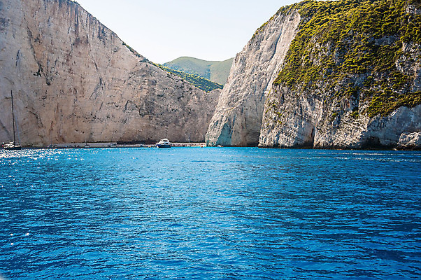 포토 JPG 해외이미지 유럽 모래 바다 섬 여행 자연 휴가 풍경 사람없음 야외 물 여름 파란색 태양 놀람 만 보트 지중해 그리스 그리스인 내추럴 조난 터키석 파라다이스 수평선 해외202004 해외포토 자연요소 서양인 계절 감정 나라 컬러 배_교통 표정 보석 생태계 파일형식 이미지허브