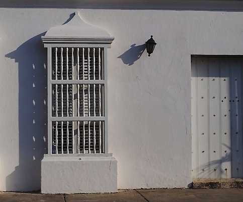 포토 JPG 해외이미지 문화 도로 벽 백그라운드 전구 건축양식 창문 유리 하늘 거리 주택 매달리기 그림자 미술 사람없음 야외 건물 목재 빛 태양 골동품 바위 등불 램프 도시 화려 역사 철 묘사 장면 타운 빛망울 무료 스페인어 식민지 옛날 해외202004 해외포토 자연요소 나무 건축물 건축 길 컨셉 재료 교통시설 모션 재질 문화예술 조명 돌_바위 파일형식 이미지허브